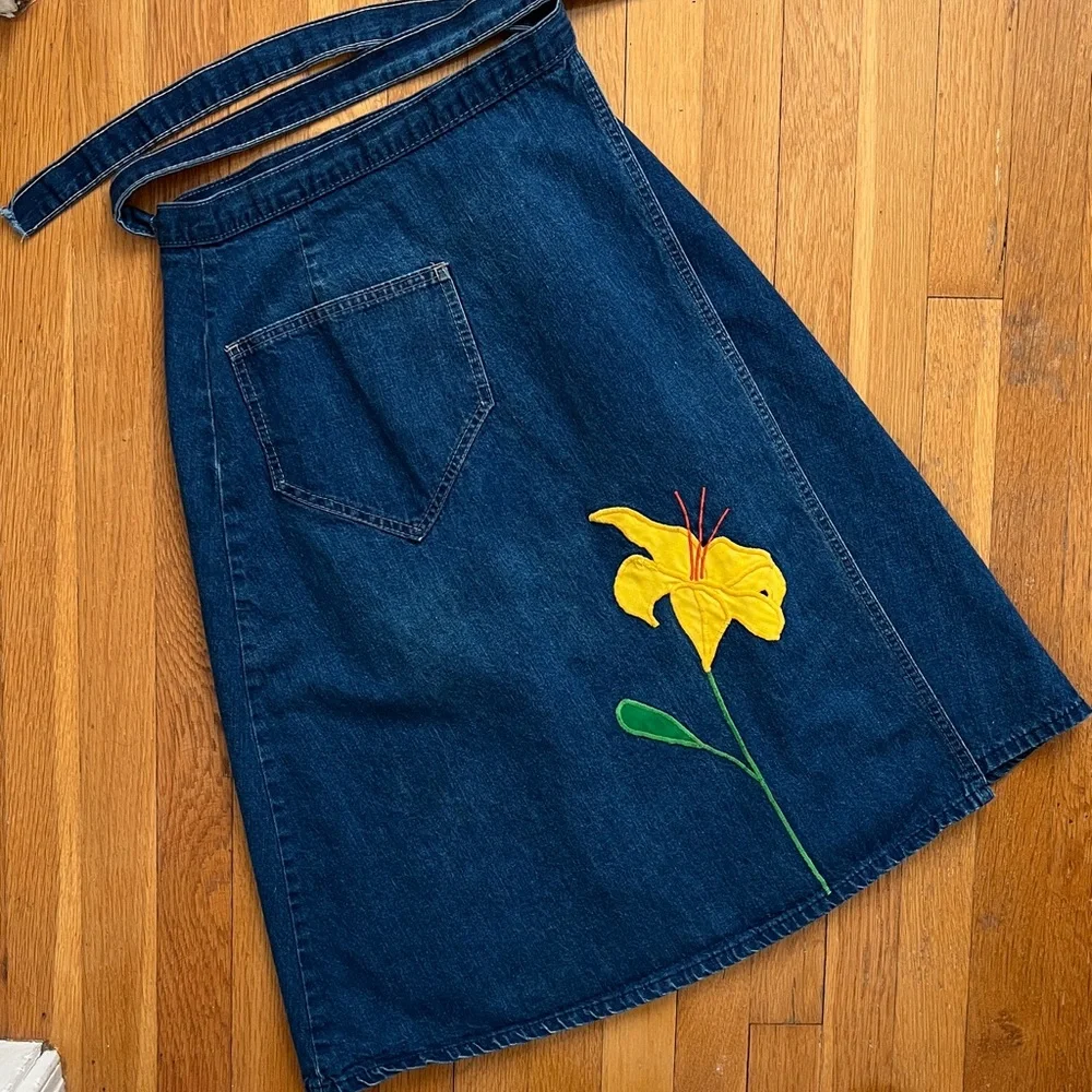 1970s Daylily Embroidered Wrap Waist Denim Blue Jeans Adjustable A-Line Skirt Sm - Picture 1 of 15